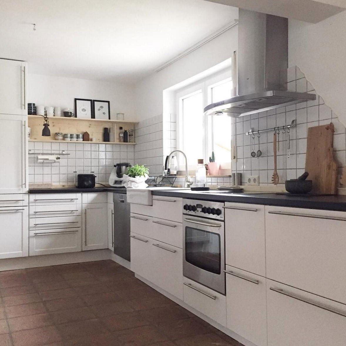 weiße küchen mit holzarbeitsplatten - wohnkonfetti